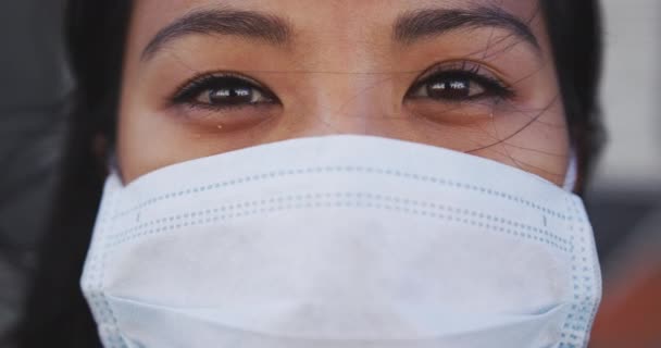 Siyah Saçlı Şehir Sokaklarında Gezen Hava Kirliliği Koronavirüse Karşı Maske — Stok video
