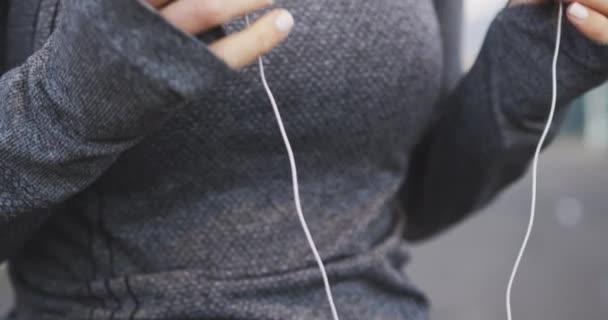 Seitliche Nahaufnahme Einer Durchtrainierten Kaukasischen Frau Mit Langen Dunklen Haaren — Stockvideo