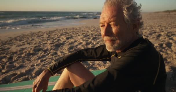 Widok Boku Zbliżenie Starszego Białego Mężczyzny Plaży Słońcu Siedzącego Piasku — Wideo stockowe