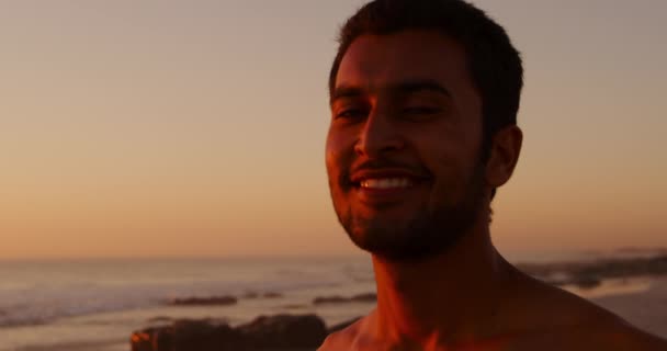 Retrato Cerca Joven Mestizo Disfrutando Tiempo Libre Una Playa Junto — Vídeo de stock