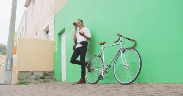 Voorzijde Lage Hoek Uitzicht Een Gemengde Race Man Met Lange — Stockvideo