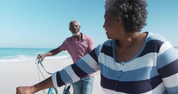 Vista Frontal Casal Afro Americano Sênior Caminhando Com Bicicletas Praia — Vídeo de Stock