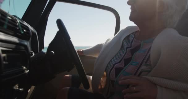 Vista Laterale Una Donna Caucasica Anziana Sulla Spiaggia Sole Durante — Video Stock