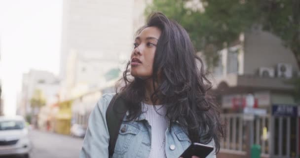 Vooraanzicht Van Een Gemengd Ras Vrouw Met Lang Donker Haar — Stockvideo