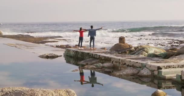 Vista Trasera Una Pareja Razas Mixtas Disfrutando Tiempo Libre Naturaleza — Vídeos de Stock