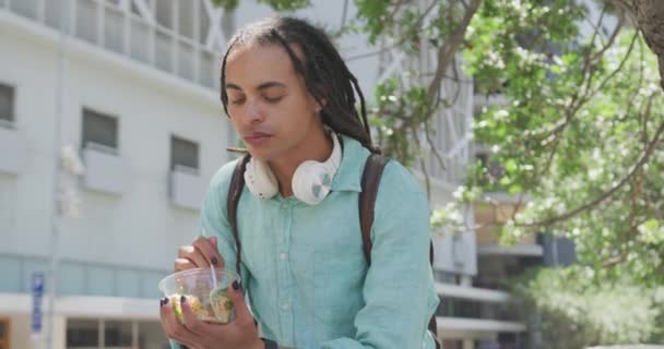 Frontansicht Eines Mischlingsmenschen Mit Langen Dreadlocks Der Einem Sonnigen Tag — Stockvideo