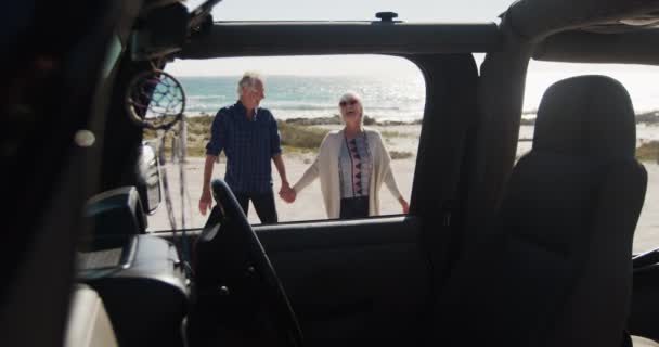 Vista Frontal Una Pareja Ancianos Caucásicos Playa Bajo Sol Durante — Vídeos de Stock