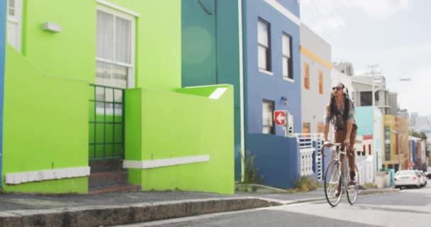 Vista Frontal Hombre Raza Mixta Con Rastas Largos Ciudad Día — Vídeo de stock