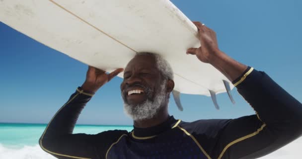 Vista Frontale Angolo Basso Primo Piano Anziano Afroamericano Una Spiaggia — Video Stock