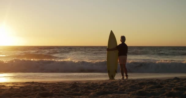 Vue Arrière Une Femme Blanche Âgée Plage Coucher Soleil Debout — Video