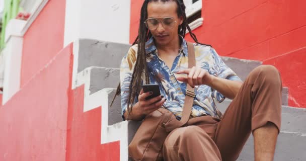 Vista Frontal Hombre Raza Mixta Con Rastas Largos Fuera Alrededor — Vídeos de Stock