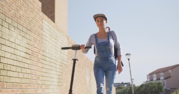 Vista Frontale Della Felice Donna Razza Mista Giro Città Una — Video Stock