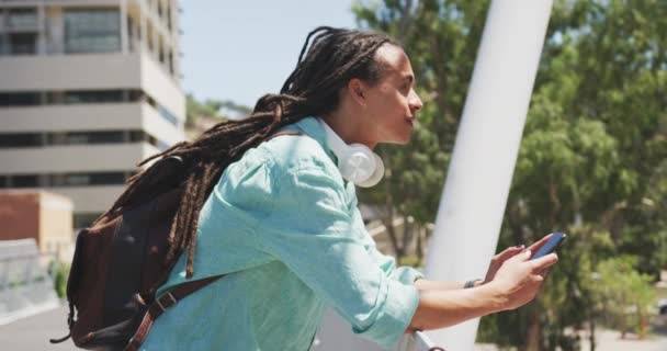 Vista Lateral Hombre Raza Mixta Con Largas Rastas Ciudad Día — Vídeos de Stock