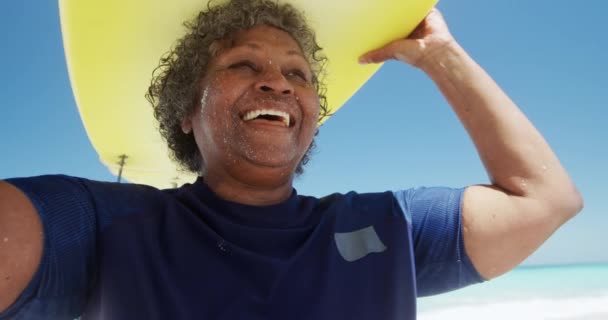 Visão Frontal Baixo Ângulo Perto Uma Mulher Afro Americana Sênior — Vídeo de Stock