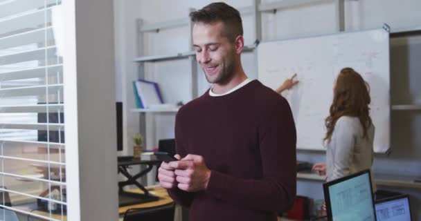 Vorderansicht Eines Fokussierten Kaukasischen Geschäftsmannes Der Einem Modernen Büro Arbeitet — Stockvideo