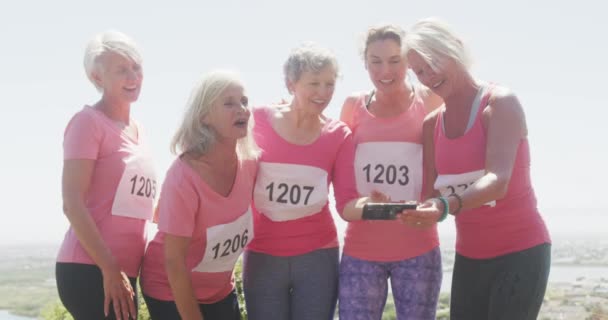 Carrera Divertida Bajo Sol Vista Frontal Grupo Amigas Caucásicas Disfrutando — Vídeo de stock