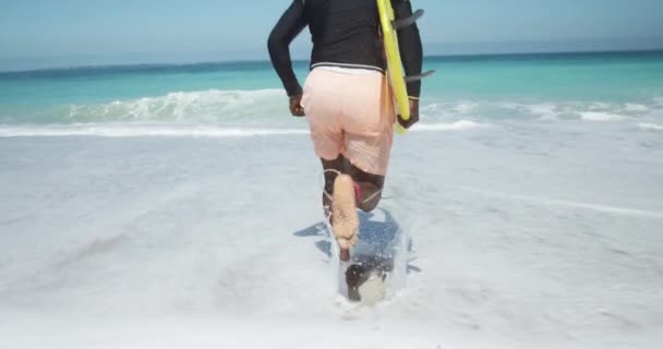 Visão Traseira Homem Afro Americano Sênior Uma Praia Sol Correndo — Vídeo de Stock