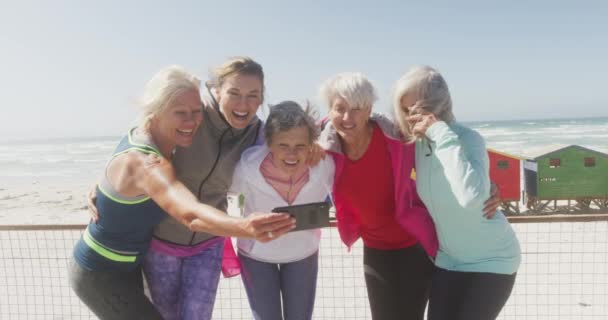 Vista Frontal Grupo Amigas Caucasianas Desfrutando Tempo Livre Uma Praia — Vídeo de Stock