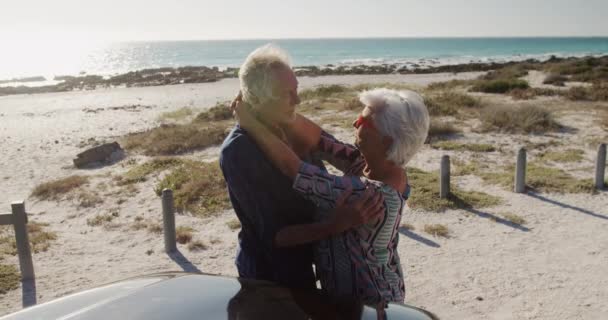 Побочный Вид Пожилой Белой Пары Пляже Солнце Стоящей Обнимающейся Прислоняющейся — стоковое видео