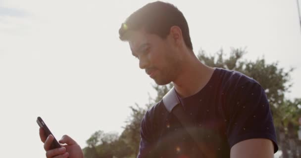 Seitenansicht Eines Gemischten Rennfahrers Der Einem Sonnigen Tag Die Freie — Stockvideo