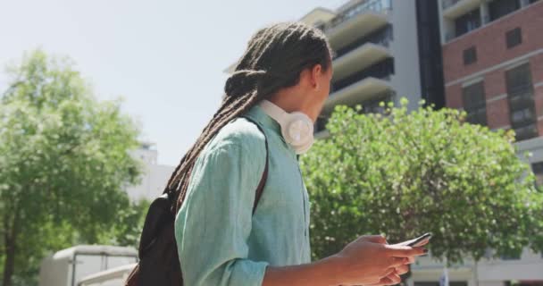 Front View Närbild Blandad Ras Man Med Långa Dreadlocks Och — Stockvideo