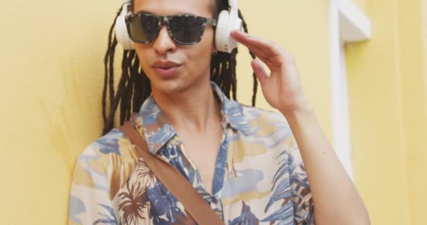 Vue Face Rapprochée Homme Race Mixte Avec Longs Dreadlocks Dehors — Video