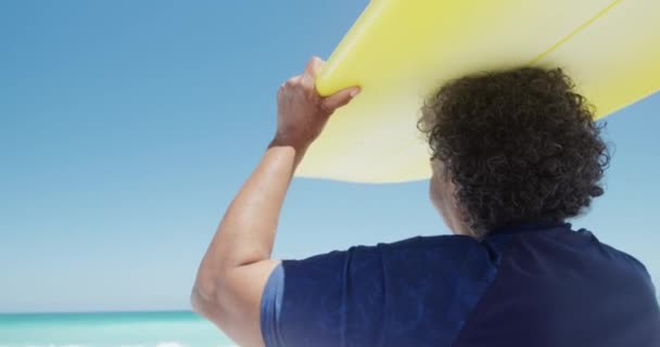 Bakifrån Ser Närbild Senior Afroamerikansk Kvinna Strand Solen Håller Surfbräda — Stockvideo