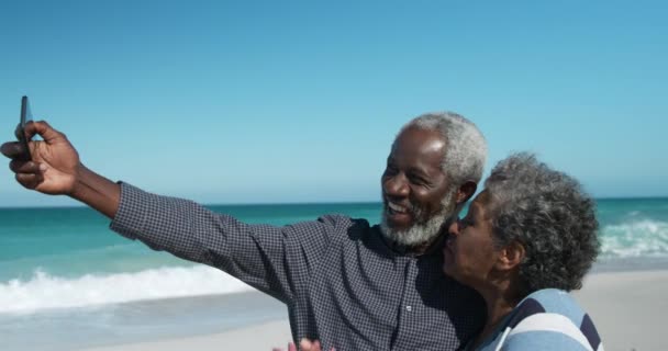 Sidovy Ett Äldre Afroamerikanskt Par Som Står Stranden Med Blå — Stockvideo