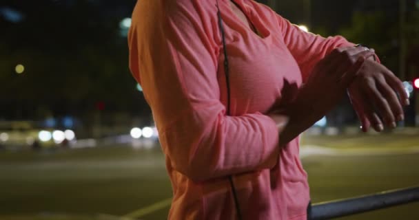 Vista Lateral Cerca Una Mujer Caucásica Forma Con Pelo Largo — Vídeo de stock