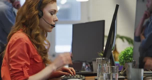 Seitenansicht Einer Kaukasischen Geschäftsfrau Die Einem Modernen Büro Arbeitet Und — Stockvideo