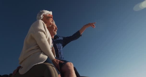 Низкий Угол Обзора Старшей Белой Пары Сидящей Крыше Своего Автомобиля — стоковое видео