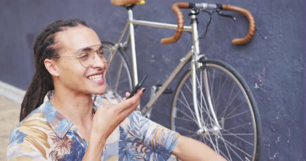 Vista Frontale Vicino Uomo Razza Mista Con Lunghi Dreadlocks Giro — Video Stock