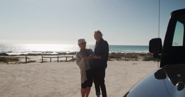 Vista Frontal Casal Caucasiano Sênior Praia Sol Usando Smartphone Lado — Vídeo de Stock