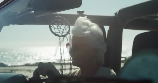 Πλευρική Άποψη Μιας Ηλικιωμένης Καυκάσιας Γυναίκας Στην Παραλία Στον Ήλιο — Αρχείο Βίντεο