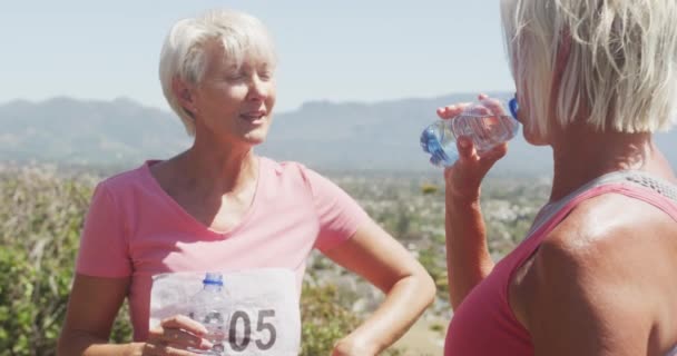 Corrida Divertida Sol Vista Frontal Duas Amigas Caucasianas Seniores Desfrutando — Vídeo de Stock