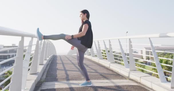 Beyaz Tenli Uzun Siyah Saçlı Spor Giyimli Şehirde Egzersiz Yapan — Stok video