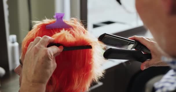 Alternatywny Chłodny Salon Fryzjerski Widok Tyłu Zbliżenie Białego Męskiego Fryzjera — Wideo stockowe