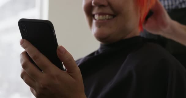 Alternativa Peluquería Fresca Vista Frontal Peluquero Caucásico Trabajando Una Peluquería — Vídeo de stock