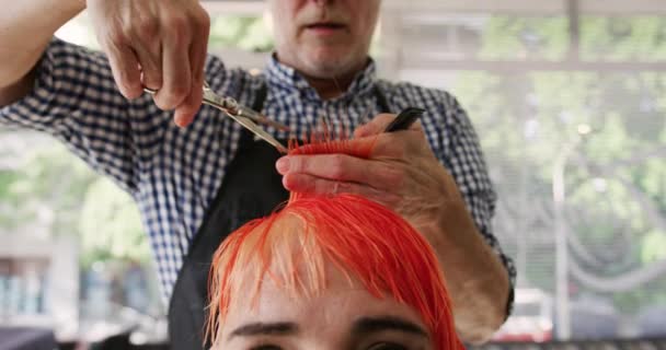 Alternative Coole Friseursalons Vorderansicht Eines Fokussierten Kaukasischen Friseurs Der Einem — Stockvideo