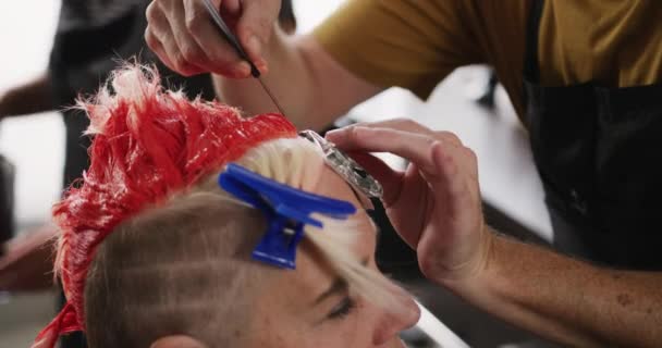 Alternative Coole Friseursalons Seitliche Nahaufnahme Eines Kaukasischen Männlichen Friseurs Der — Stockvideo