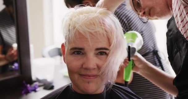 Alternative Coole Friseursalons Vorderansicht Eines Kaukasischen Männlichen Friseurs Der Einem — Stockvideo