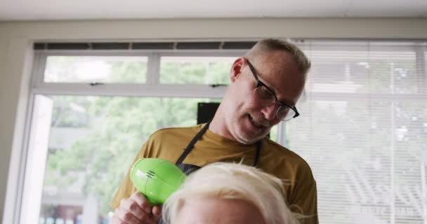 Alternatif Havalı Kuaför Salonu Bir Kuaförde Çalışan Elinde Saç Kurutma — Stok video