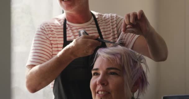 Alternatywny Chłodny Salon Fryzjerski Widok Boku Zbliżenie Szczęśliwy Biały Mężczyzna — Wideo stockowe