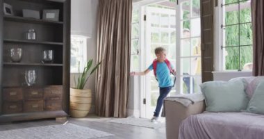 Beyaz bir ailenin yan görüntüsü, evlerine dönüyorlar, çocuklar evin içinde koşuyor, kadın kapıyı tutuyor, ağır çekimde.