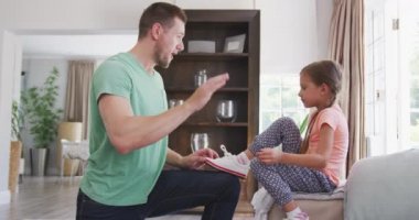 Kafkasyalı bir adamın dairede vakit geçirmesinin zevkini çıkarırken, kızına ayakkabı giydirirken, bağlarken, yavaşça beşlik çakarken,