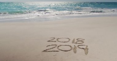 2018 ve 2019 yıllarında güneşli bir sahilde, sakin denizde güneş ışığı altında, yavaş çekimde yazılmış.