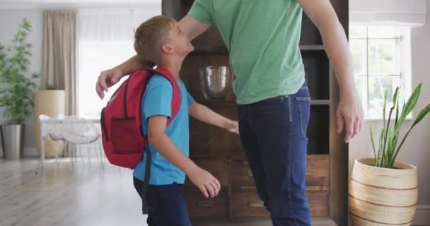 Seitenansicht Eines Kaukasischen Mannes Der Seine Zeit Einer Wohnung Genießt — Stockvideo