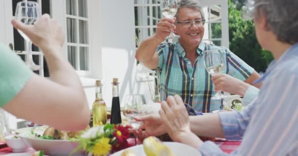 Seitliche Nahaufnahme Einer Kaukasischen Mehrgenerationenfamilie Die Sich Einem Garten Einem — Stockvideo