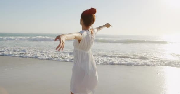 年轻的男女混血女子在海边阳光明媚的海滩上享受闲暇时光的前景色 — 图库视频影像