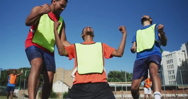 Přední Pohled Multietnickou Skupinu Fotbalistů Sportovním Oblečení Barevných Bryndáčcích Trénink — Stock video